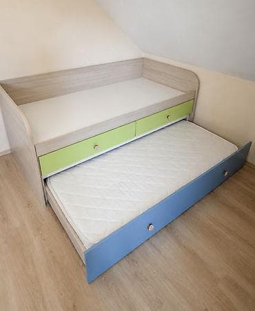 klupa za decu: Gornji krevet nosi celicna konstrukcija kvalitetan i ocuvan. Donji — 1
