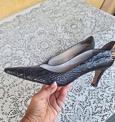 bata zenske salonke: Crne ženske salonke sa špicastim vrhom i elegantnom kitten potpeticom — 4