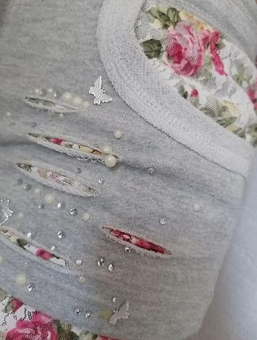 trenerka per djem: Ženske šorts trenerke – sivi melir sa cvetnim detaljima - Model — 3