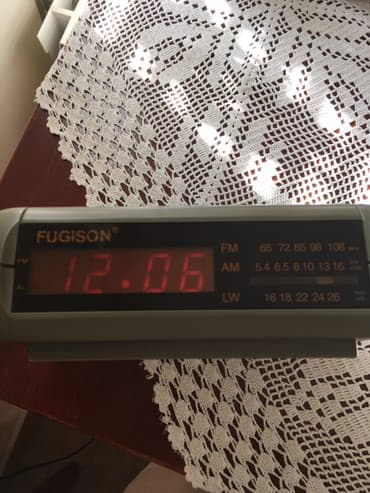 radio ritam srca: Ispravan radio sat Fugison sa alarmom za buđenje, crvenim svetlećim — 1