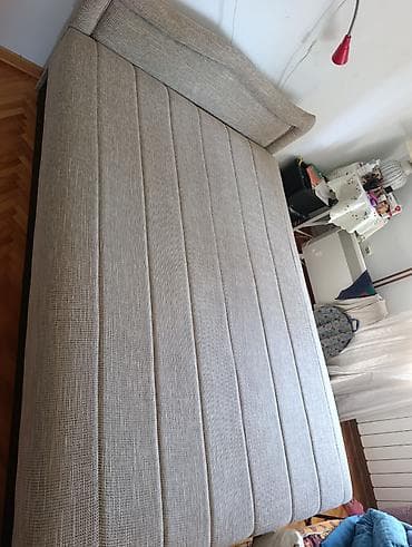 Bračni krevet/trosed na razvlačenje sa tapaciranim naslonom i