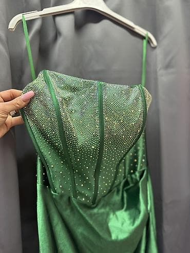 moderna odeća: Elegantna duga zelena haljina sa sjajnim efektom.Nova u M vel - Kroj — 2
