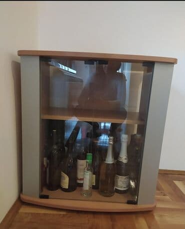 Sectional sofas: Komoda na prodaju bez oštećenja. 
Visina 75 cm
Širina 70cm
Dubina 50cm — 2