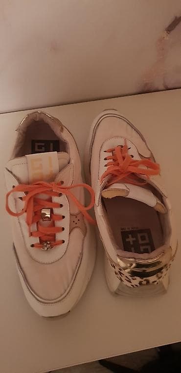 zlatno bela haljina: Patike kvalitetne sa platformom i detaljima životinjkog printa. - — 4