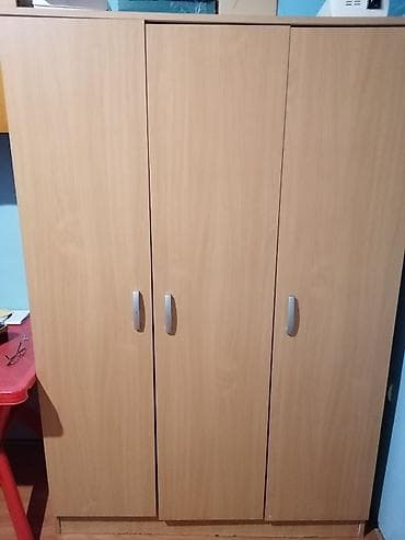 Ugaone garniture: Na prodaju polovni trokrilni ormar, sa sitnim tragovima koriscenja — 1