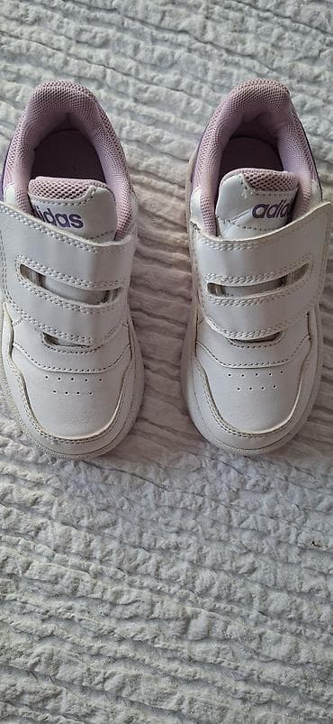 Dečije patike adidas – bele sa ljubičastim detaljima Dete ih je par