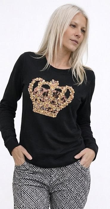 Ženska crna dukserica sa dugim rukavima i okruglim izrezom. Na