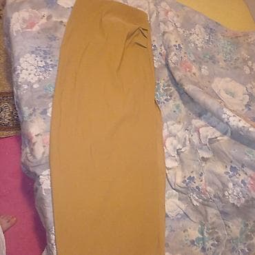 Donji delovi trenerke: ZARA midi suknja u kamel/oker boji. Model sa visokim strukom i olovka — 4