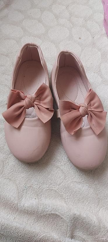 Dečije baletanke – nežno roze boje, sa velikim dekorativnim mašnama na