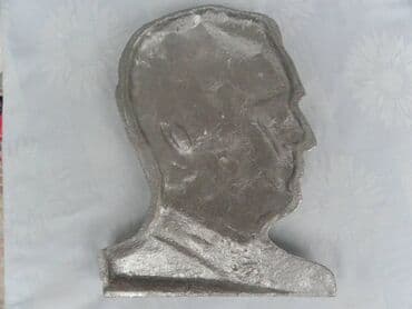sat na navijanje: Poprsje druga tita, reljefno, aluminijum, 23 cm — 2