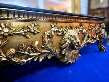 dimenzije kreveta za dvoje: Ukrasno ogledalo sa postoljem, bogato ukrašeno detaljnim rezbarijama u — 11