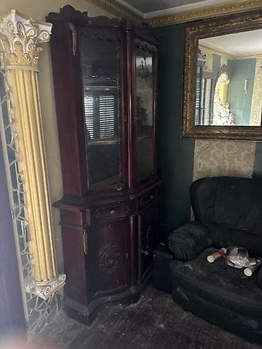 lesnina staklene vitrine: Masivna ugaona vitrina od punog drveta, bogato rezbarena u — 2