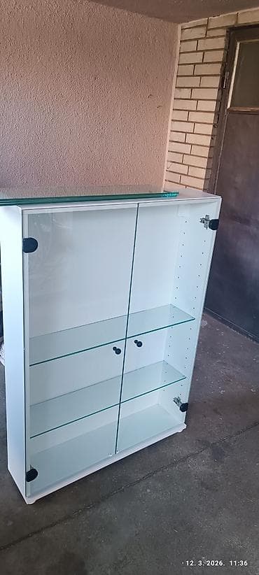 Stilski nameštaj: Staklena vitrina/izložbena komoda - Konstrukcija: korpus u beloj — 2