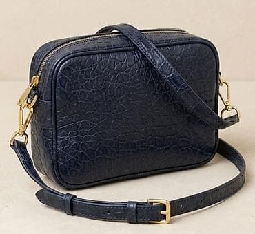 ženske male putne torbe: Kompaktna ženska torba preko ramena u tamnoplavoj boji sa teksturom — 1