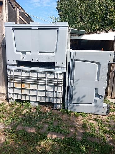 aparat za vafle metalac: Na prodaju tri plastična kontejnera sa poklopcima.Svaki je zapremine — 1