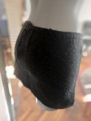 bele suknje do kolena: VUNENI MINIĆ Štrikani, izuzetno kratak minić, crne boje. Dužina 27cm — 2