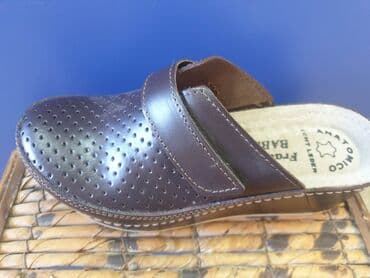 crocs zenske klompe: Kozne anatomske klompe 
Cena 3950 din 36-41 — 11