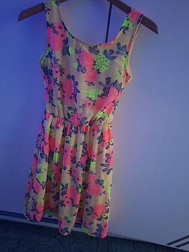 Letnja haljina bez rukava sa cvetnim printom - Kroj: lepršava