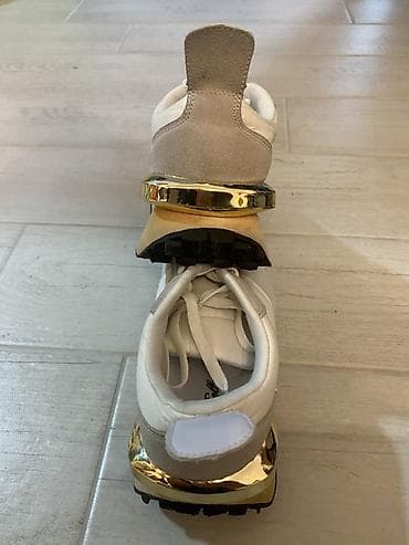 nike 90 bele: Patike sa platformom, bele sa bež detaljima i zlatnim akcentima na — 3