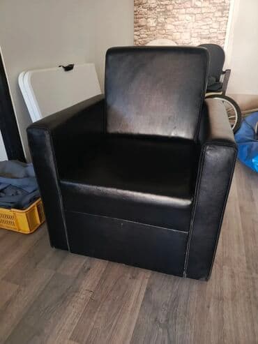 Furniture: Jednostavna i elegantna fotelja u crnoj boji, idealna za dopunu — 3