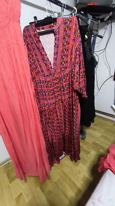 koralna boja haljine: Duga letnja haljina bez naramenica – koralno roze - Model: maxi — 3