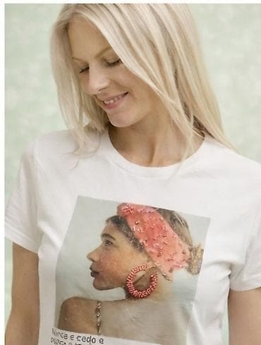 helanke za punije: Bela pamučna majica kratkih rukava sa printom ženskog lika sa crvenom — 5