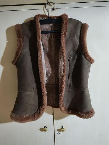 Ženska prsluk-jerkin od prirodnog krzna/velura (shearling) - Model