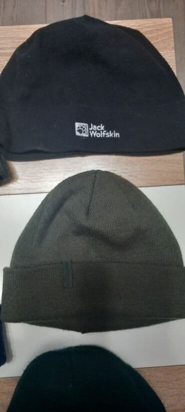 Zimske kape .Novi Beograd Cene su od 300 do 500 dinara .Može dogovor — 5