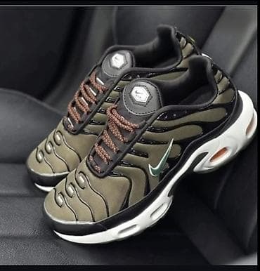 Patike inspirisane modelom sa talasastim panelima, u kombinaciji