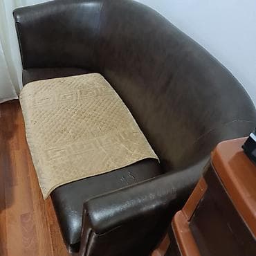 ikea ormari za sobe: Dvosede kožna sofa – tamno braon, klasičnog “club”/kofa dizajna sa — 1