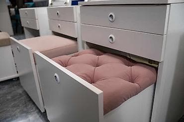 Nocna komoda NINA -Uradjena od unimera 18mm debljine,bele boje soft