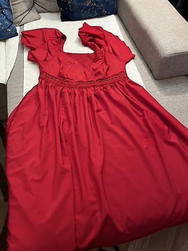 Crvena haljina sa romantičnim detaljima - Boja: žarko crvena - Kroj