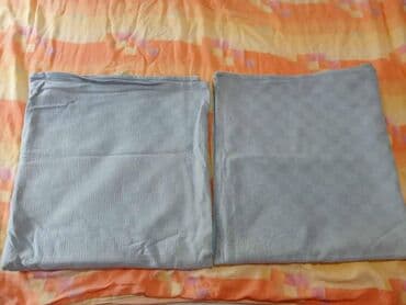 Kreveti: Prekrivači za krevet Dva prekrivača za krevet. Dimenzije: 180 x 90
