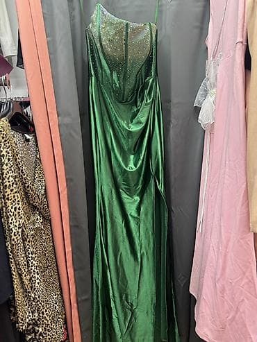 Elegantna duga zelena haljina sa sjajnim efektom.Nova u M vel - Kroj