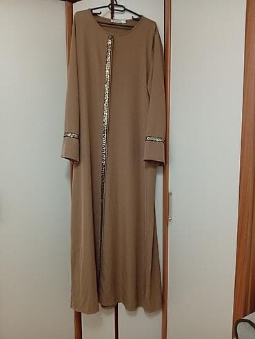 duge letnje suknje: Duga elegantna haljina u boji taupe (pesak/kakao). - Model: maxi — 5