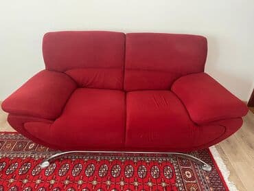 sofa za sedenje: Dvosed i fotelja u jarko crvenoj boji, presvučen plišanim materijalom — 4