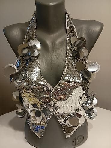 second hand jakne: Srebrni prsluk/halter top sa šljokicama i velikim sjajnim aplikacijama — 3