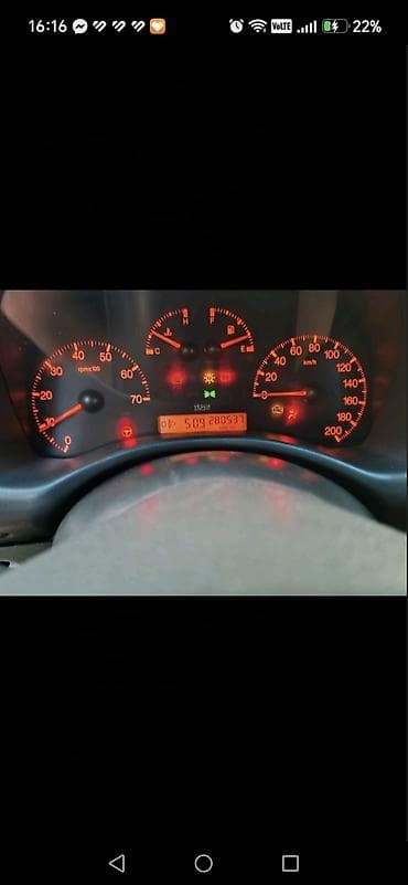 Prodaja automobila: Fiat Punto II, trovratni hečbek, siva metalik boja. Registarske — 10