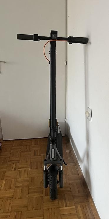Sport i razonoda: Trotinet je presao 467km  Domet: 25km  Max brzina: 25km/h  Prednji i — 4