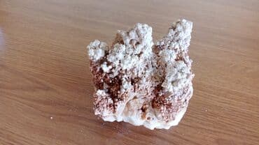 Kristali i minerali: Prirodni mineralni uzorak sa raznim bojama, uključujući plave, zelene — 10