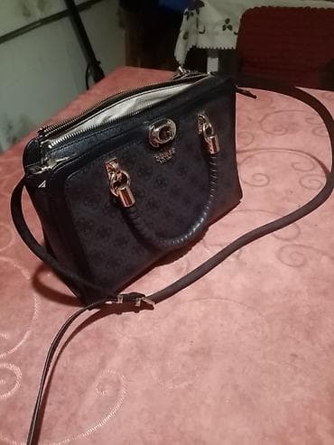 Guess ženska torba – tamnoplava/črna monogram - Model sa kratkim