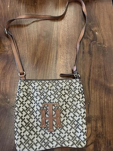 Torba preko ramena sa podesivim kaišem - Model: ravna crossbody torba na lalafo.rs Torba preko ramena sa podesivim kaišem - Model: ravna crossbody torba