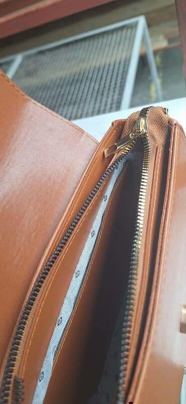 turska roba na veliko novi pazar: Elegantna ženska torbica preko ramena sa metalnim slovom „M” na — 8