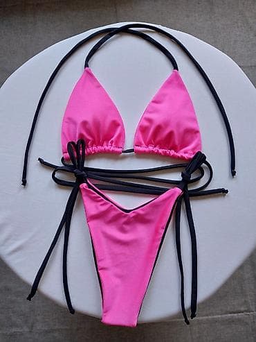 Bikini set u dve boje – fuksija i crna. - Gornji deo: klasičan