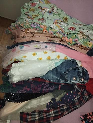 Paket dečjih haljina i jedne teksas suknje-tregera za devojčice. Cene