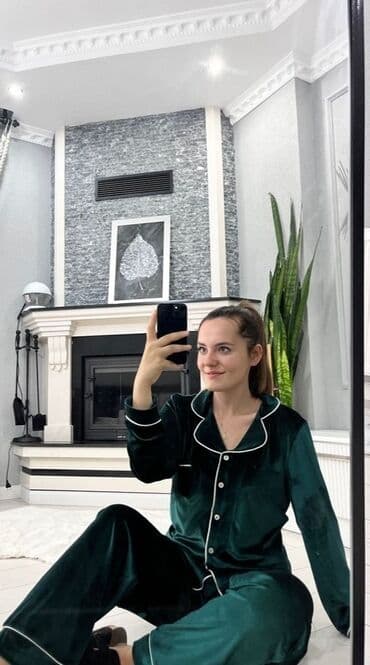 Ženska dvodelna pidžama od somota u smqragd boji, idealna za udobnost na lalafo.rs Ženska dvodelna pidžama od somota u smqragd boji, idealna za udobnost