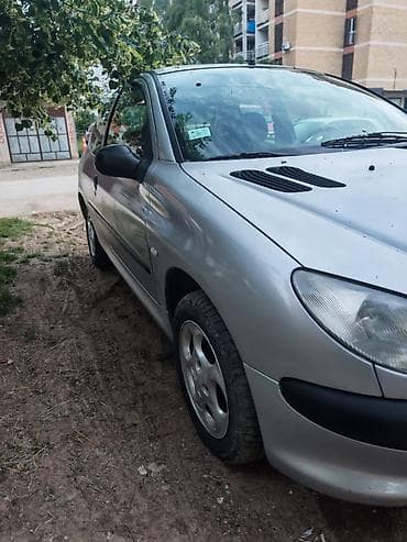 eskort krusevac: Peugeot 206, 3-vrata, srebrna boja, benzinski hatchback kompaktne — 3