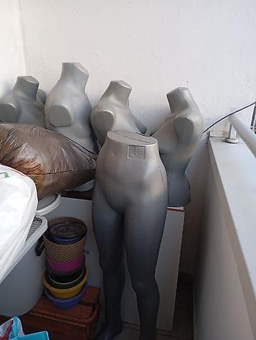 italijanske baletanke: Lot različitih predmeta za garderobu i opremu prodavnice/butika: - — 4