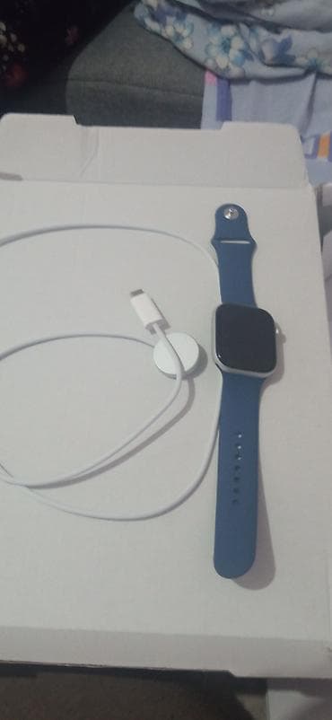 satovi swatch: Apple Watch sa sportskom narukvicom (plava) i magnetnim punjačem. Nov — 2