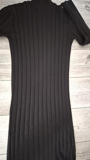 pec haljine: Crna pletena haljina sa rol-kragnom - Model: uska, rebrasta — 3